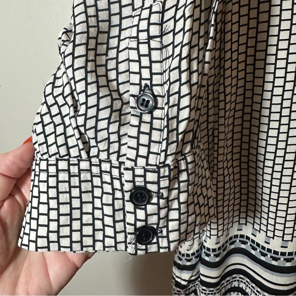 Cynthia Rowley Black and White Patterned Women's V-Neck Top Size Small - Picture 3 of 9